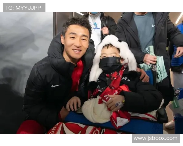 足球明星如何与小球迷亲密互动让孩子们感受到温暖与鼓励