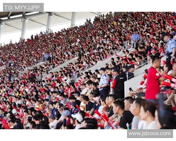 足球球星坚持每天刻苦训练展现毅力与热爱点燃赛场无限激情